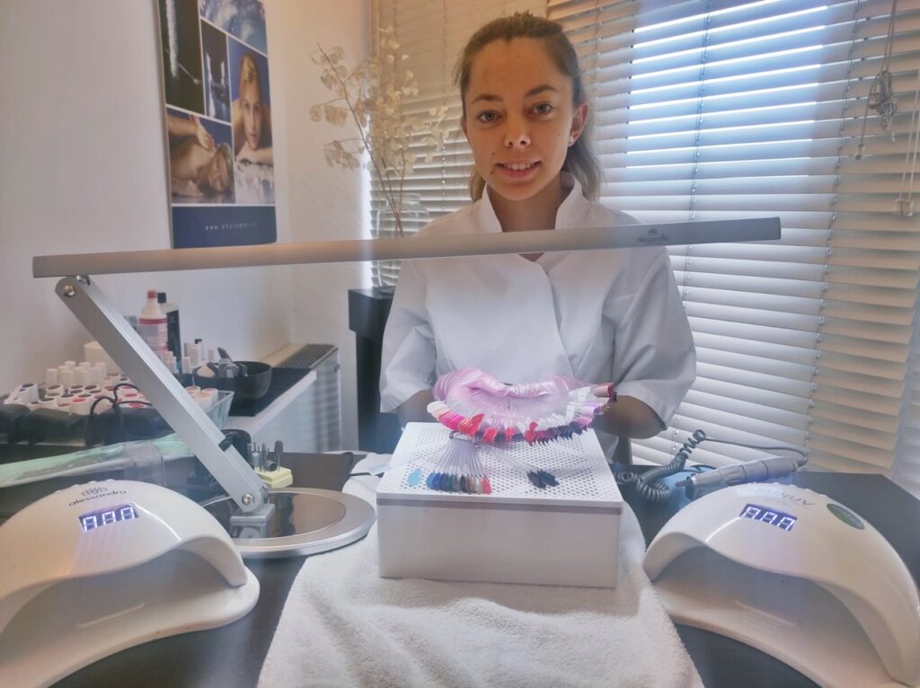 Lo smalto semipermanente segue la forma naturale della nostra lamina, non altera lo spessore e ha un effetto glossy che valorizza il colore sia nelle nuance più delicate sia in quelle intense.